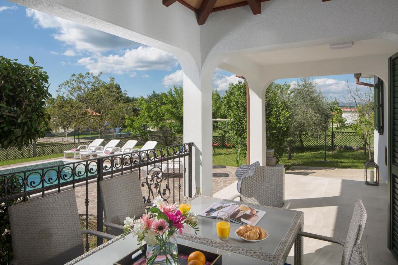 Villa Amaryllis ลาบิน ภายนอก รูปภาพ