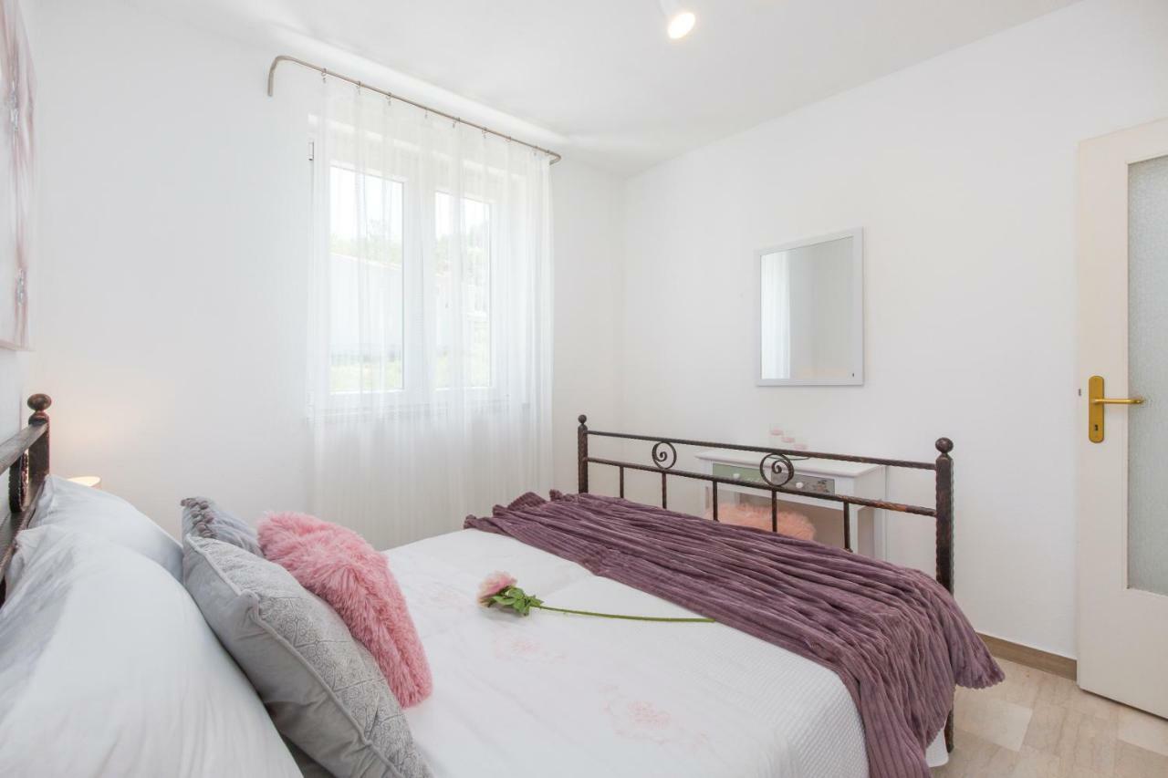 Villa Amaryllis ลาบิน ภายนอก รูปภาพ